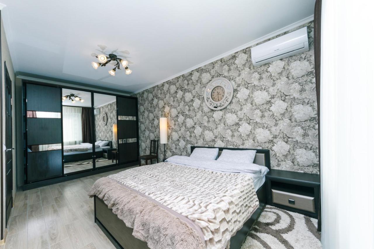 Poznyaky Apartments Patriotika Kijev Kültér fotó